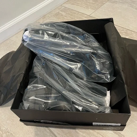 NEW IN BOX Thursday Boot Company Reign Chelsea Boots 7.5 - Picture 8 of 8